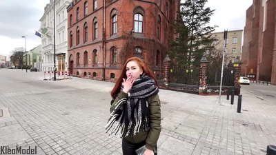 Публічны пікап: прыгожая дзяўчына трахаецца за iPhone і атрымлівае сперму ў шапіках. CleoModel